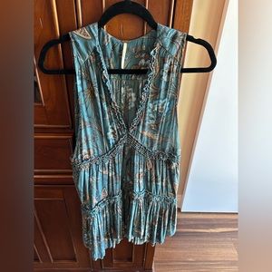 Beautiful green floral Free People flowy tank